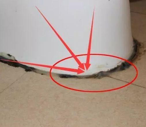 马桶底部玻璃胶发黑长霉？用84+牙膏，轻轻一抹洁白如新