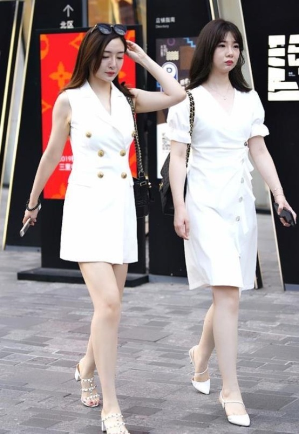 街拍小姐姐黑色穿搭视频,街拍牛仔短黑色裤穿搭女