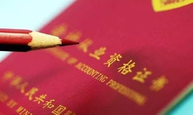 “挂证”那么普遍，到底如何根治？|人民时评