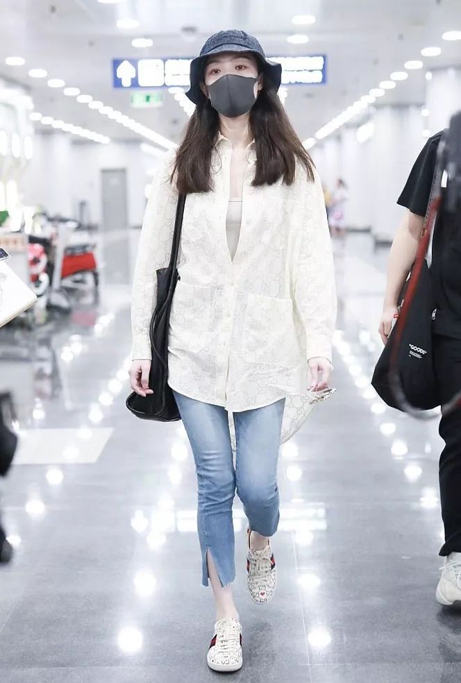 宋茜的衣服为什么这么高,宋茜一身醒目的白色套装