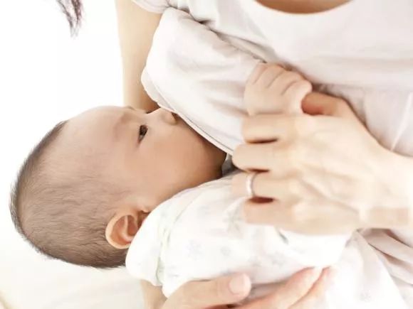 喂母乳如何缓解乳房下垂,乳房下垂怎么母乳喂养