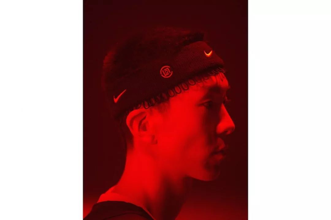 nike联名侃爷,nike侃爷红色椰子限量版穿法