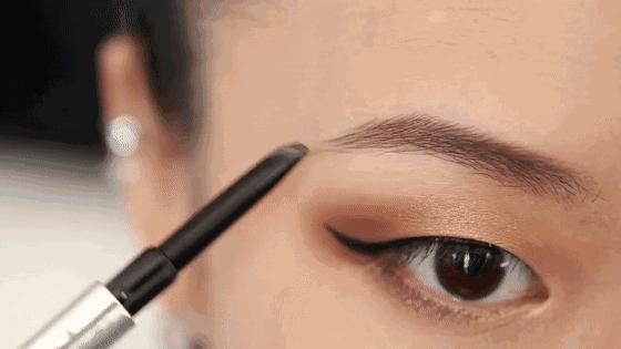 宋祖儿画猫眼妆,宋祖儿用口水画三角眼影