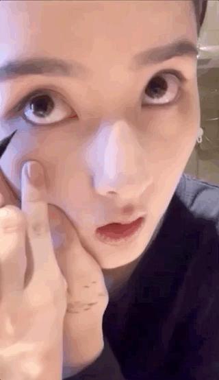 宋祖儿画猫眼妆,宋祖儿用口水画三角眼影