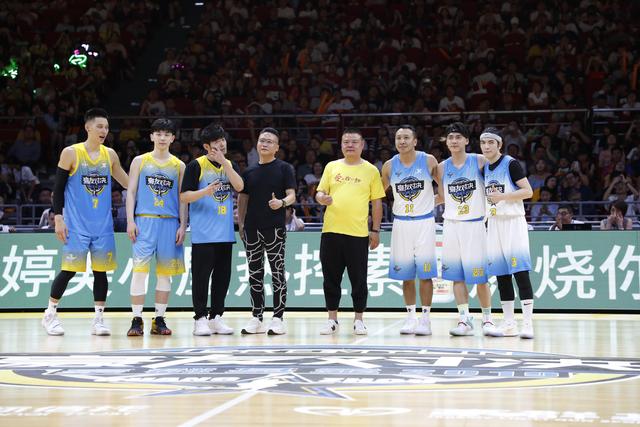 周杰伦林书豪合拍,周杰伦林书豪友谊赛昆凌现身