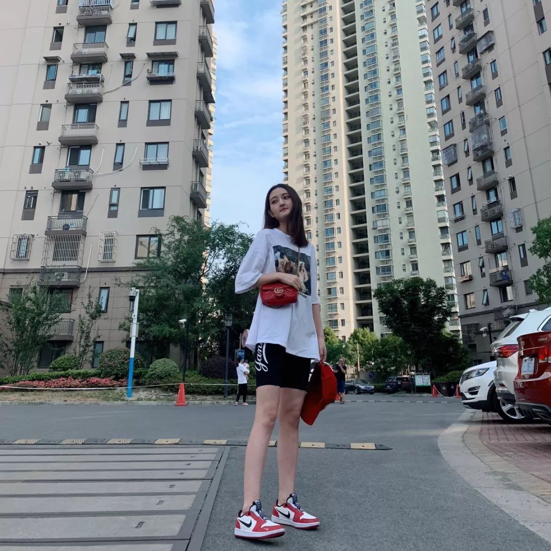 aj1retrosatinroyal丝绸,aj1黑黄脚趾男女同款和女款区别