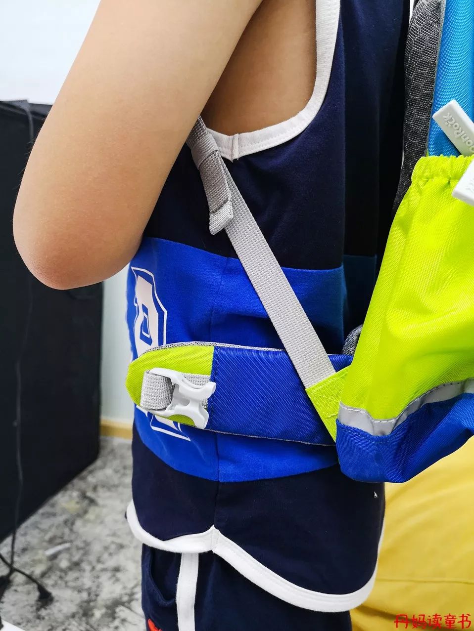 背书包驼背怎么纠正,小孩背书包导致驼背怎么矫正