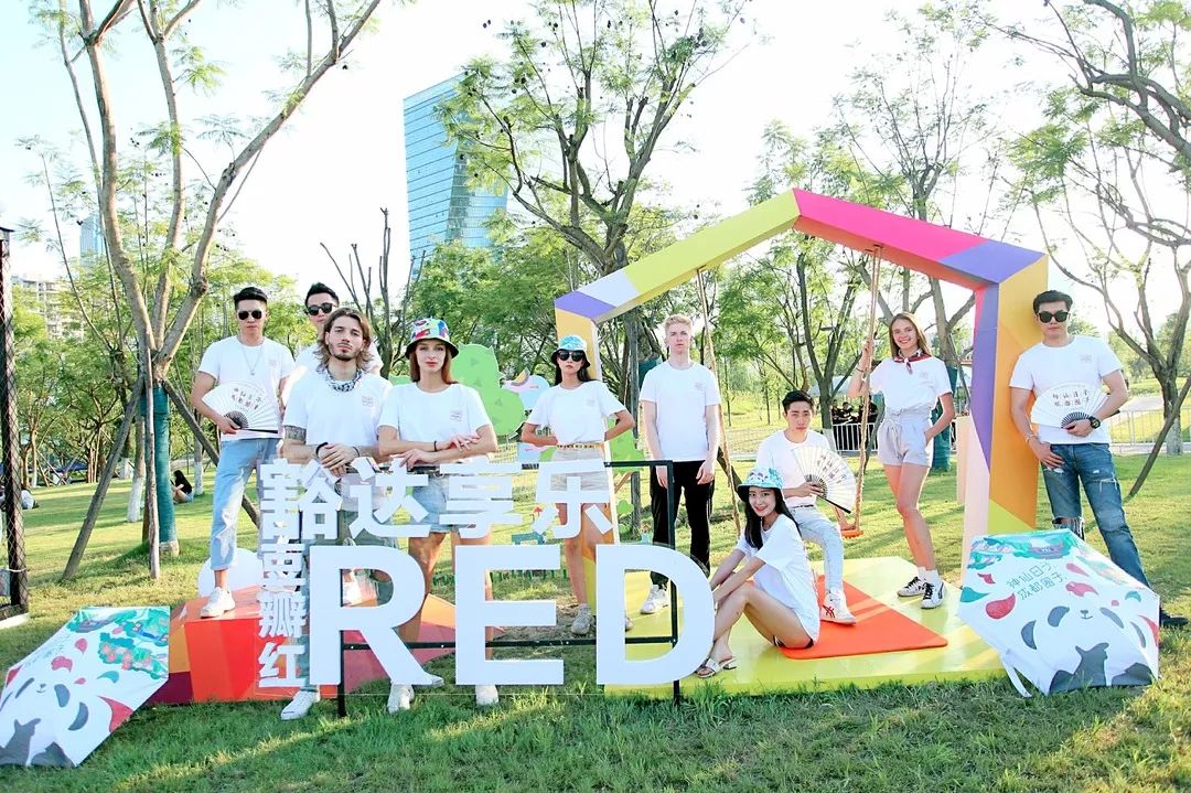 一场狂欢盛会，让成都人记住什么叫做五光十色、安逸好耍的“豆瓣红”