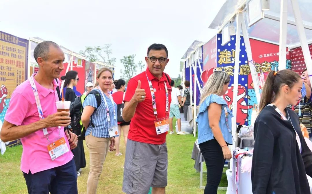一场狂欢盛会，让成都人记住什么叫做五光十色、安逸好耍的“豆瓣红”