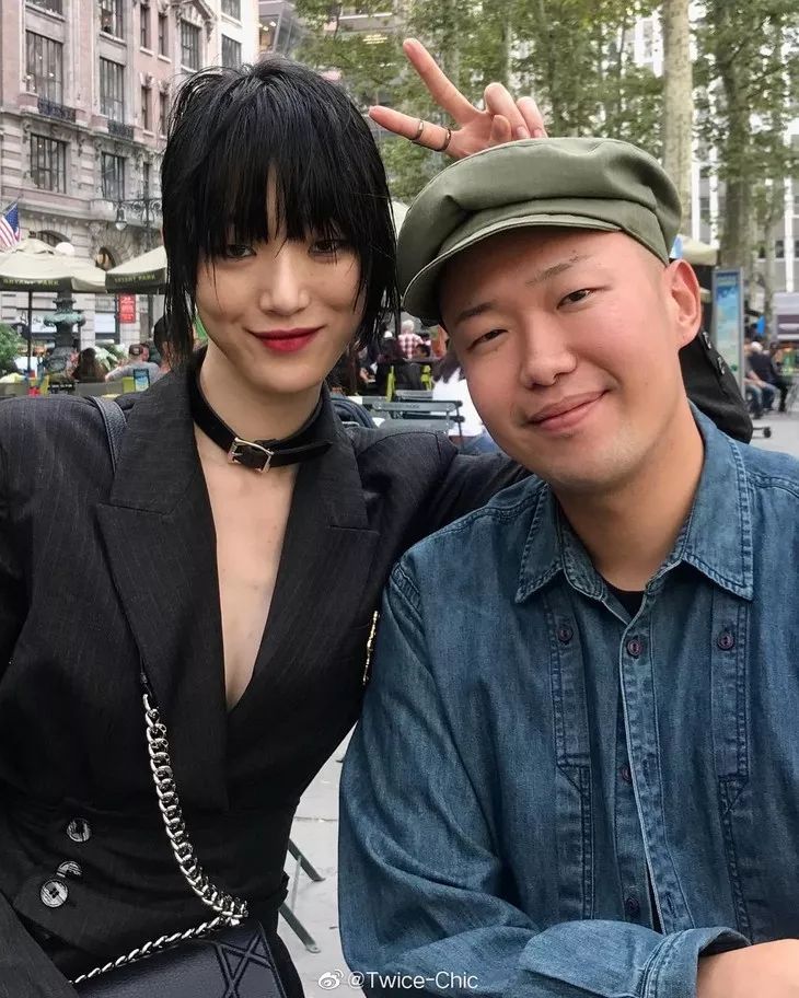 比起穿黑婚纱结婚，她们还可以更酷