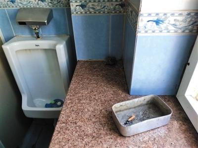 两家三甲医院：厕所现烟头清洁疑作假