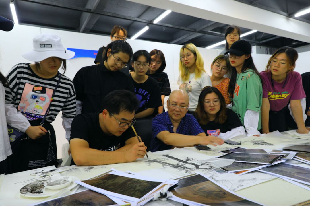 两岸书画作品展现场,中国画长卷手卷全国展