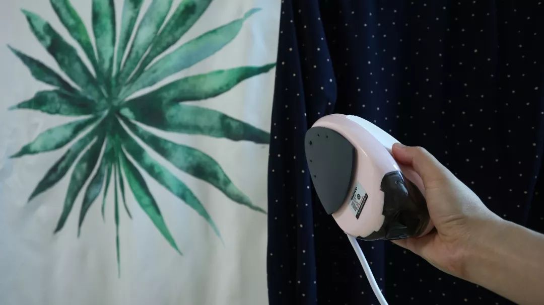 怎么用烫板夹熨衣服,用简易工具熨衣服