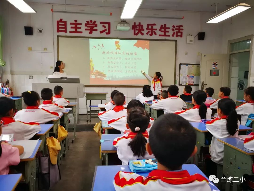 兰州各小学开学,开学第一天学校热烈迎接学生进校