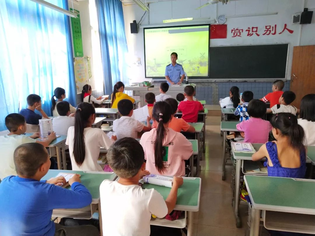 开学啦!璧山公安送来“平安礼”