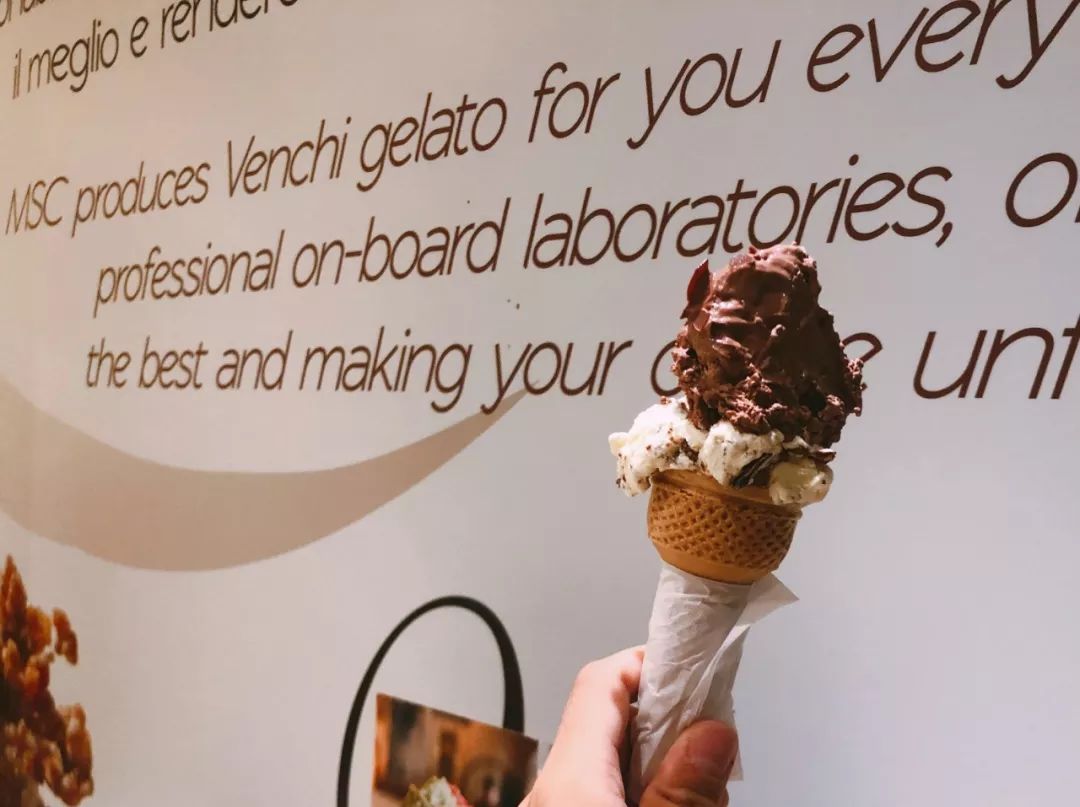 镶嵌47400颗水晶的楼梯花2千万登上这艘船的20万人都来打卡拍照