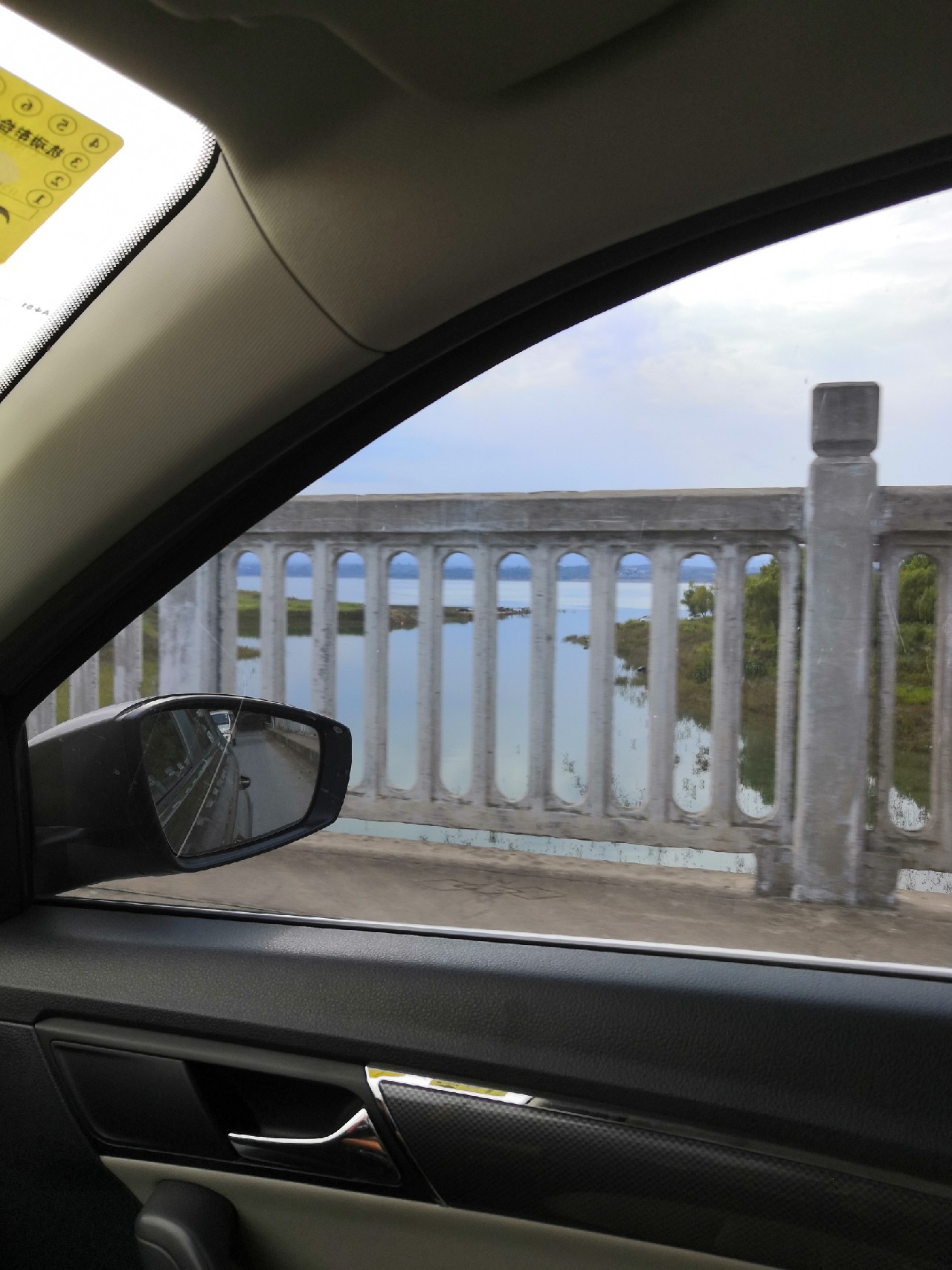 手里的竿水里的鱼,还有捡垃圾的真钓鱼人