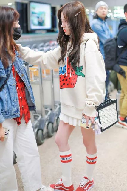 杨幂同款卷边袜,杨幂波点袜时尚大片