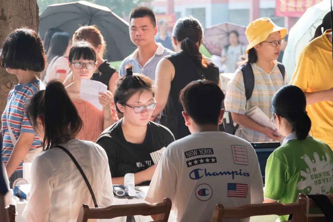 一中新生报到,新生报到迎新生