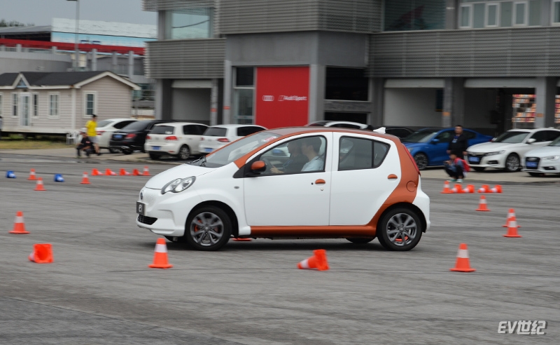 比亚迪e1测评真实视频,比亚迪纯电代步e1