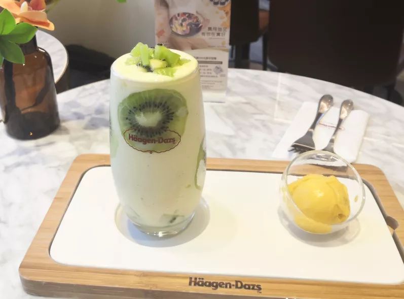 中秋夜“昊月馆”吃月饼冰淇淋，与“国民弟弟”刘昊然浪漫邂逅