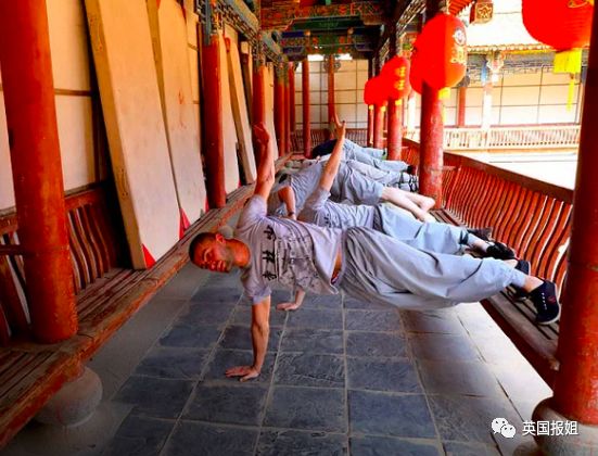 外国人在少林寺的日常训练,三个外国人来中国少林寺学武