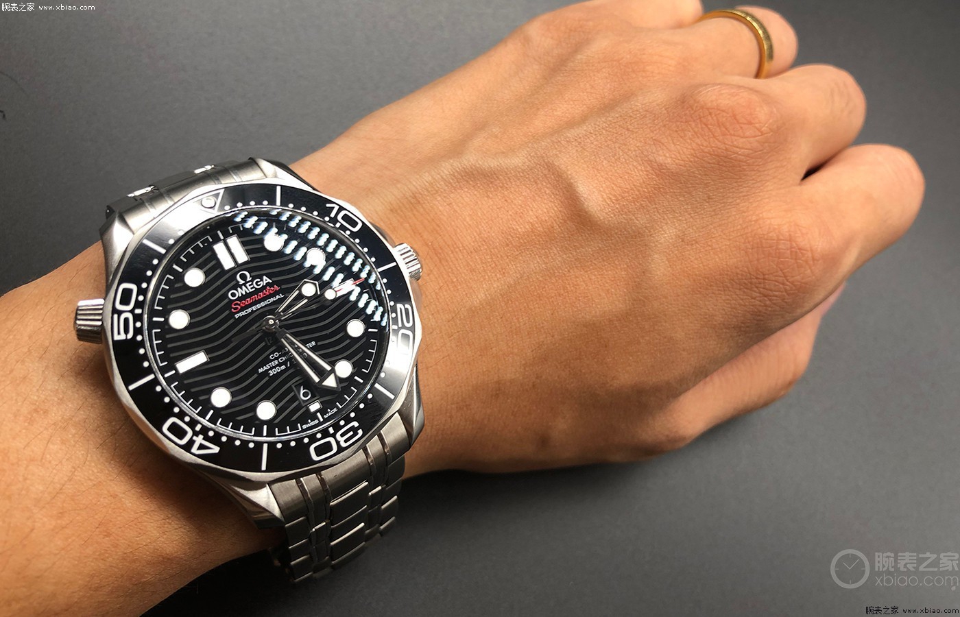 欧米茄海马300米夜光能持续多久,欧米茄海马300钢带好还是橡胶好