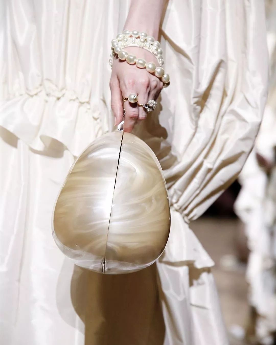 丝绸吊带长裙巴黎时装周,simonerocha泡泡裙