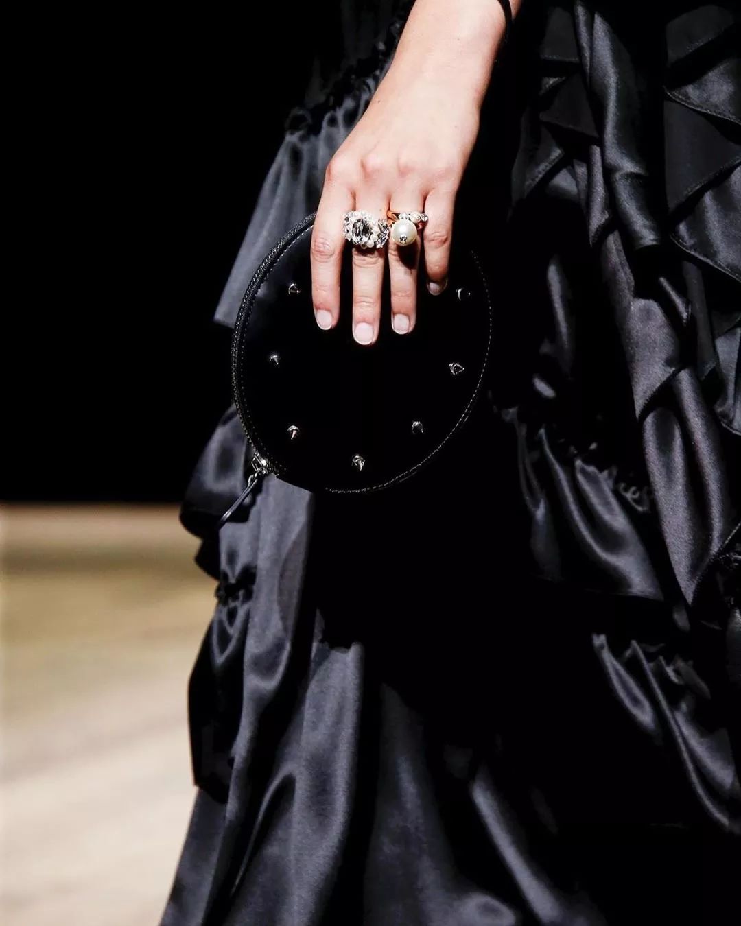 丝绸吊带长裙巴黎时装周,simonerocha泡泡裙