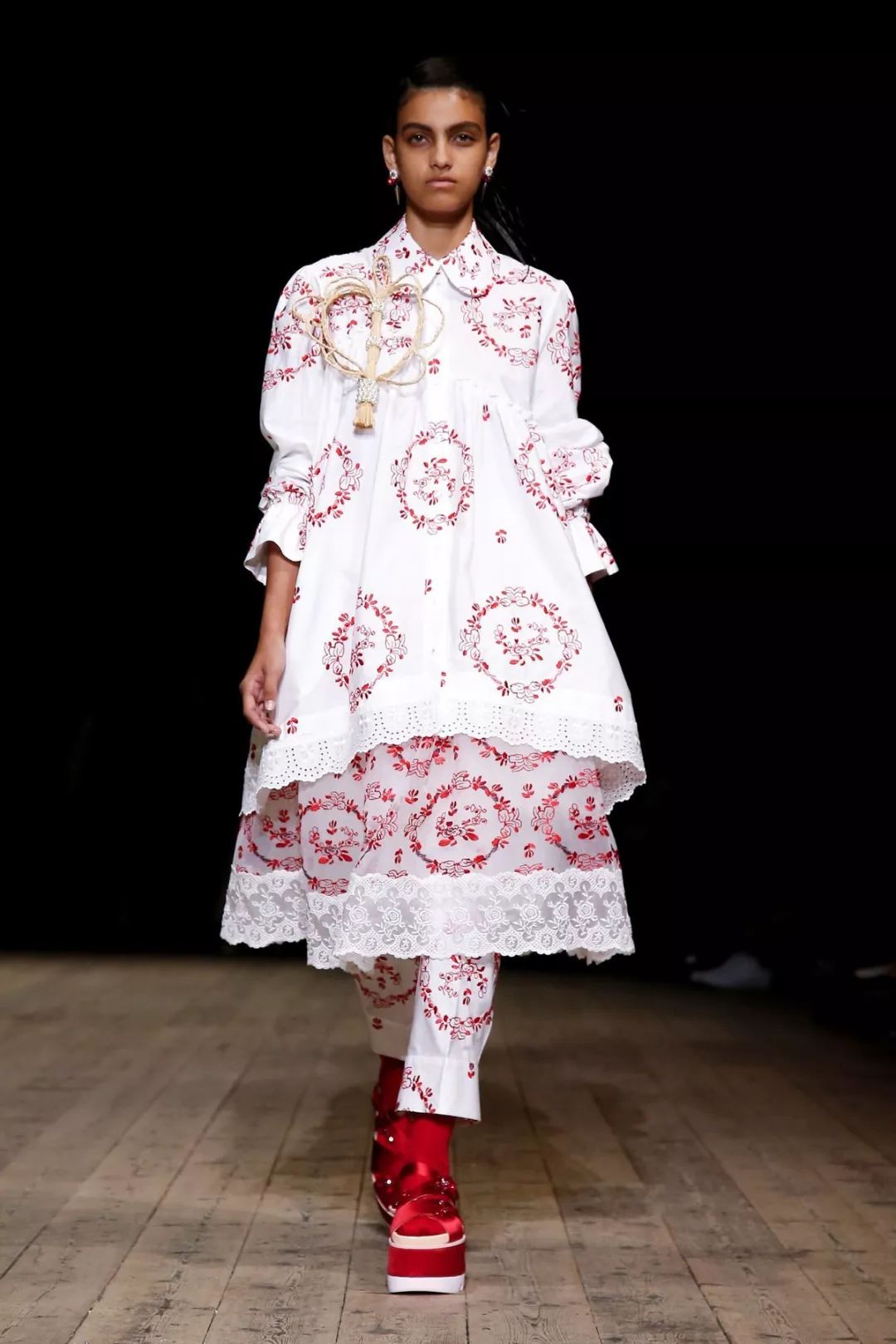 丝绸吊带长裙巴黎时装周,simonerocha泡泡裙