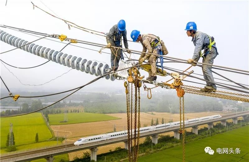 老人攥着一张小纸条，一见供电员工就塞进他手里…