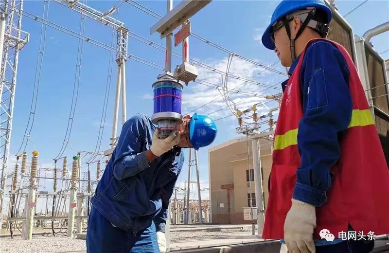 老人攥着一张小纸条，一见供电员工就塞进他手里…