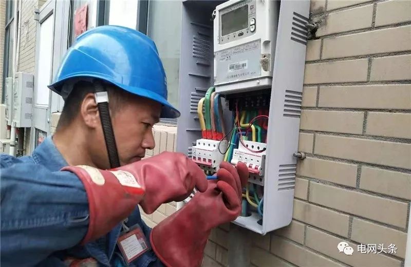 老人攥着一张小纸条，一见供电员工就塞进他手里…