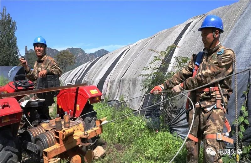 老人攥着一张小纸条，一见供电员工就塞进他手里…