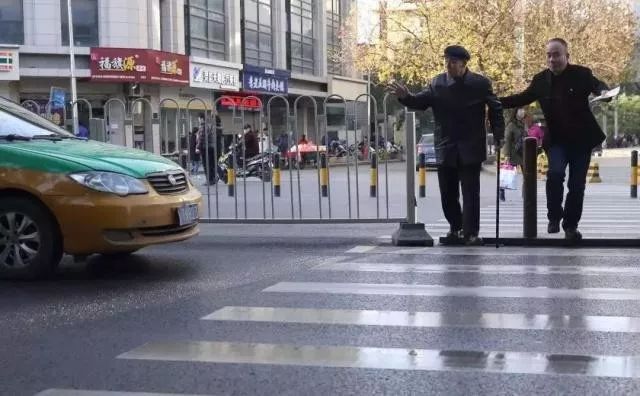 西安抓拍行人闯红灯,西安抓拍闯红灯视频