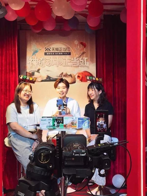 90后美女现场“吃播”宠物餐“宠物鲜食”卖成了直播间爆款