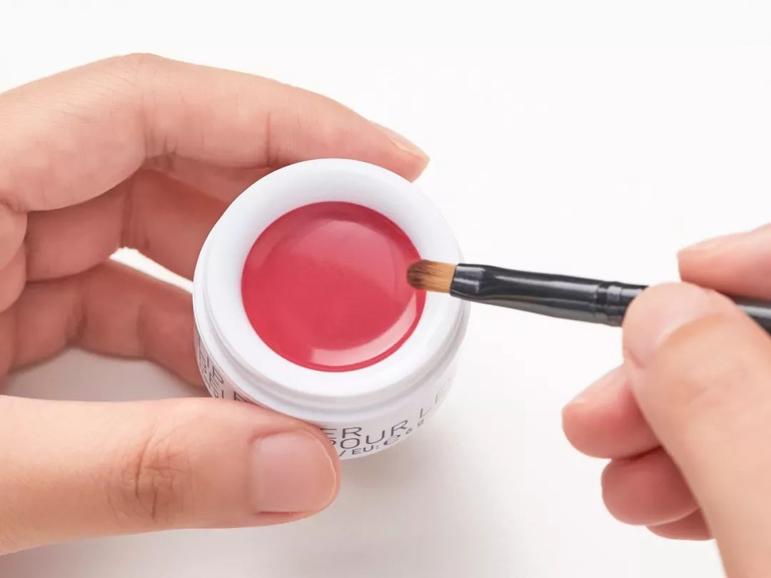 推荐涂到唇上水嘟嘟的唇膏,涂上嘴特别水润显色的唇膏