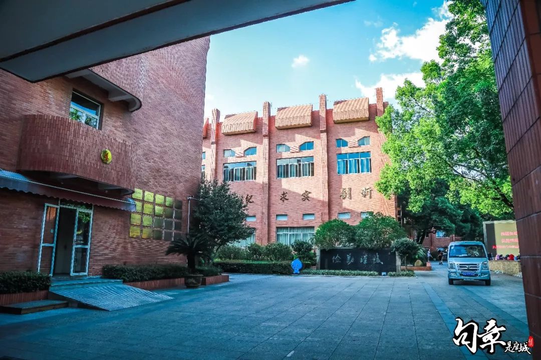 东横街老店的最后一天，我回到了中城小学