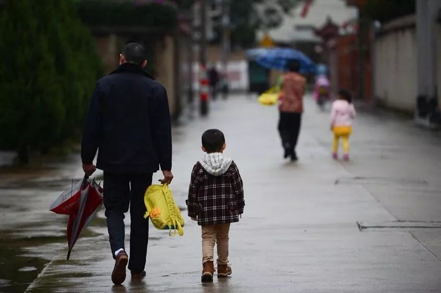 公务员规定的18项违法违纪行为,公务员上班时间接送孩子算违法吗