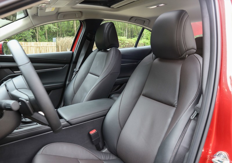 次世代mazda3昂克赛拉红色婚车队,2021款次世代马自达3白色昂克赛拉