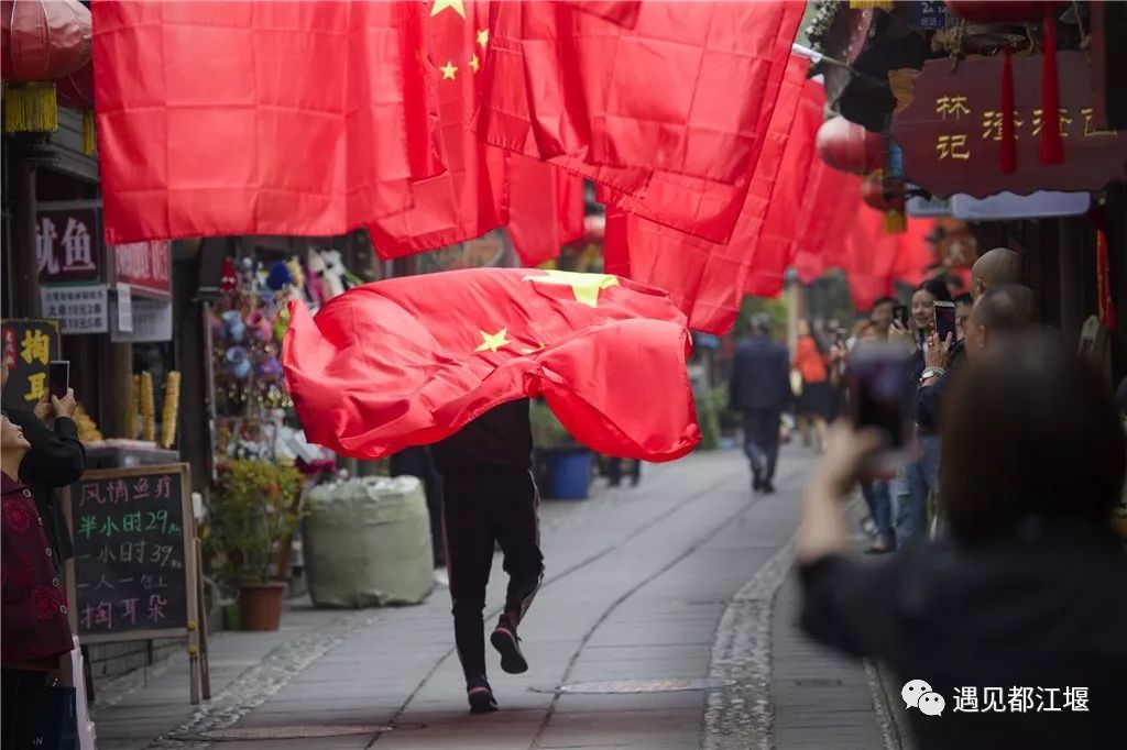 五星红旗同框感受,跟五星红旗合影感想