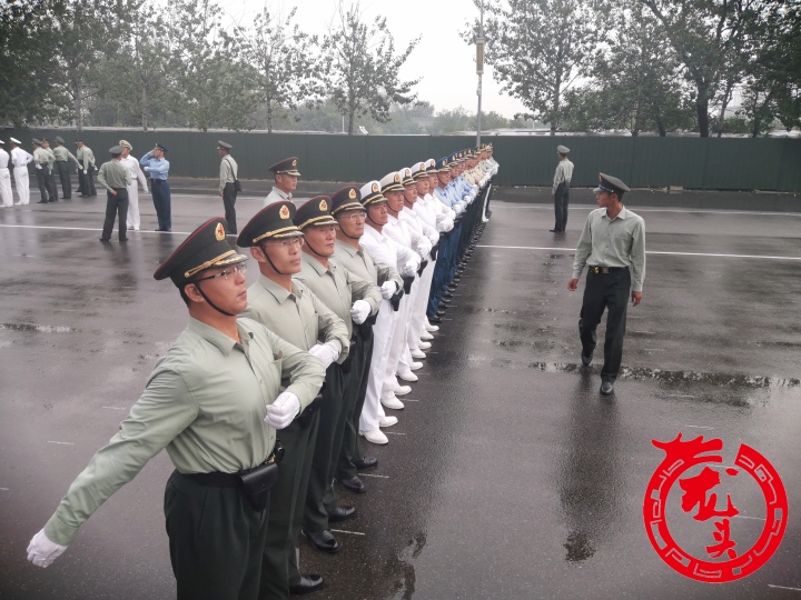 这个受阅领导指挥方队的士官教练，跟哈尔滨有关