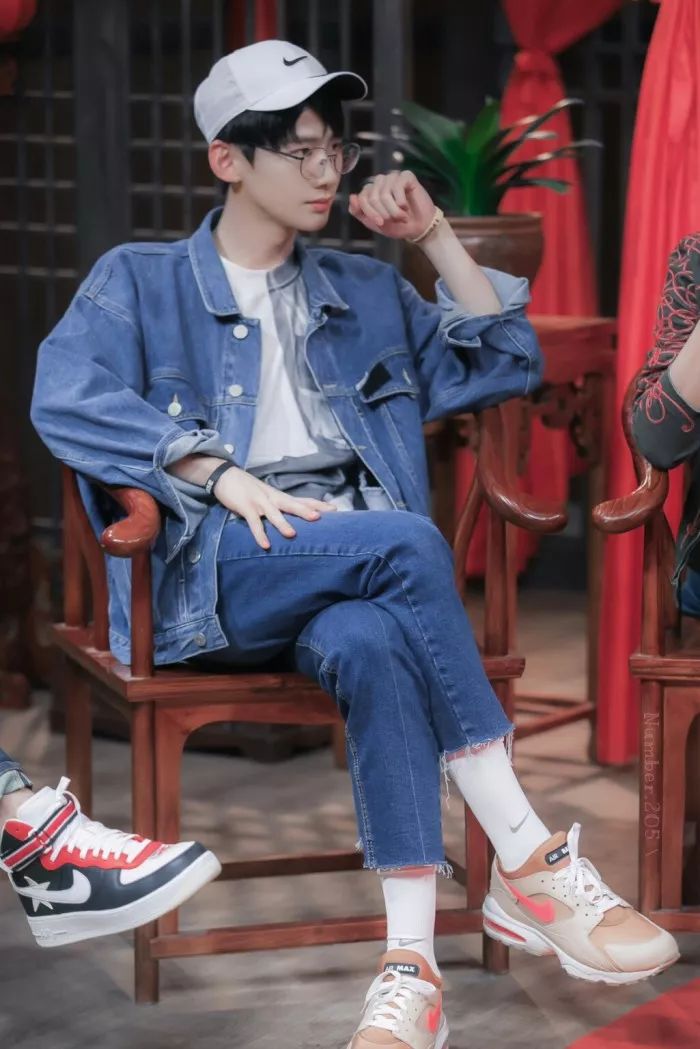 根据你的脸型和眼镜选发型,怎么选择适合自己的发型和眼镜