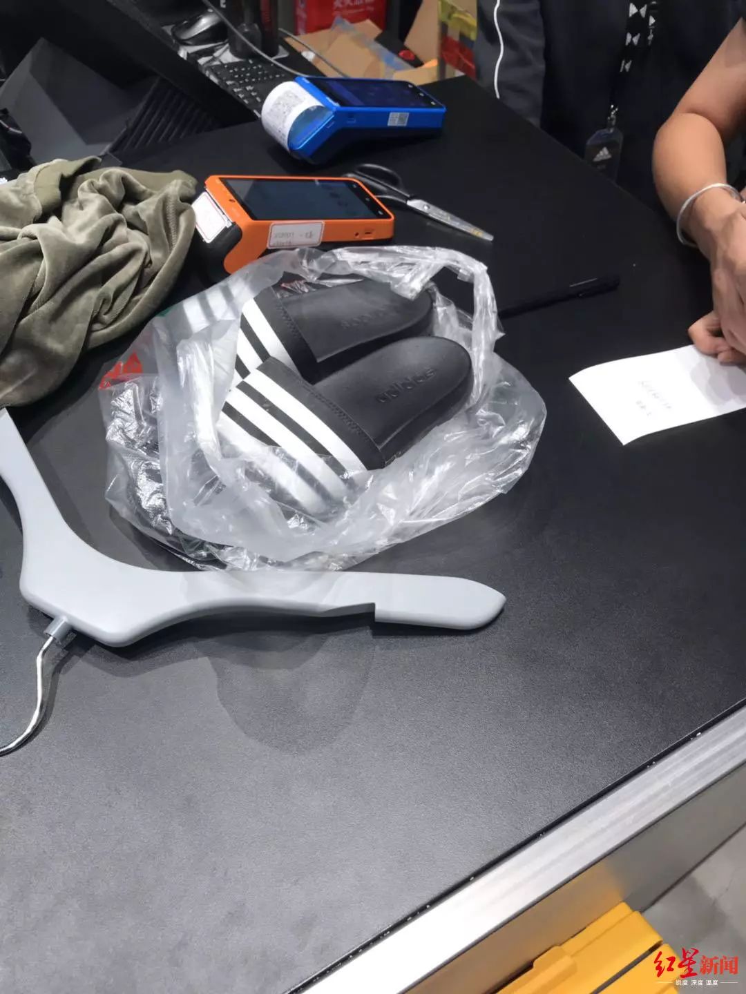 阿迪达斯300元一双鞋,一双阿迪达斯拖鞋能穿多久