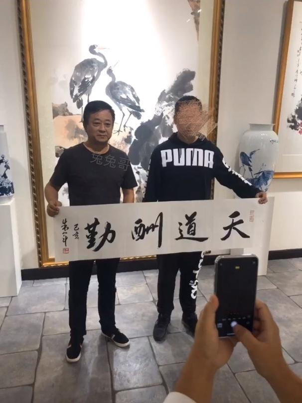 朱军鸿运当头字画,朱军58岁现身节目视频