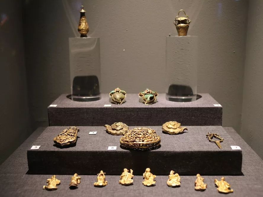 卡地亚满钻手镯窄版高定,卡地亚新款手镯时尚减龄黄金