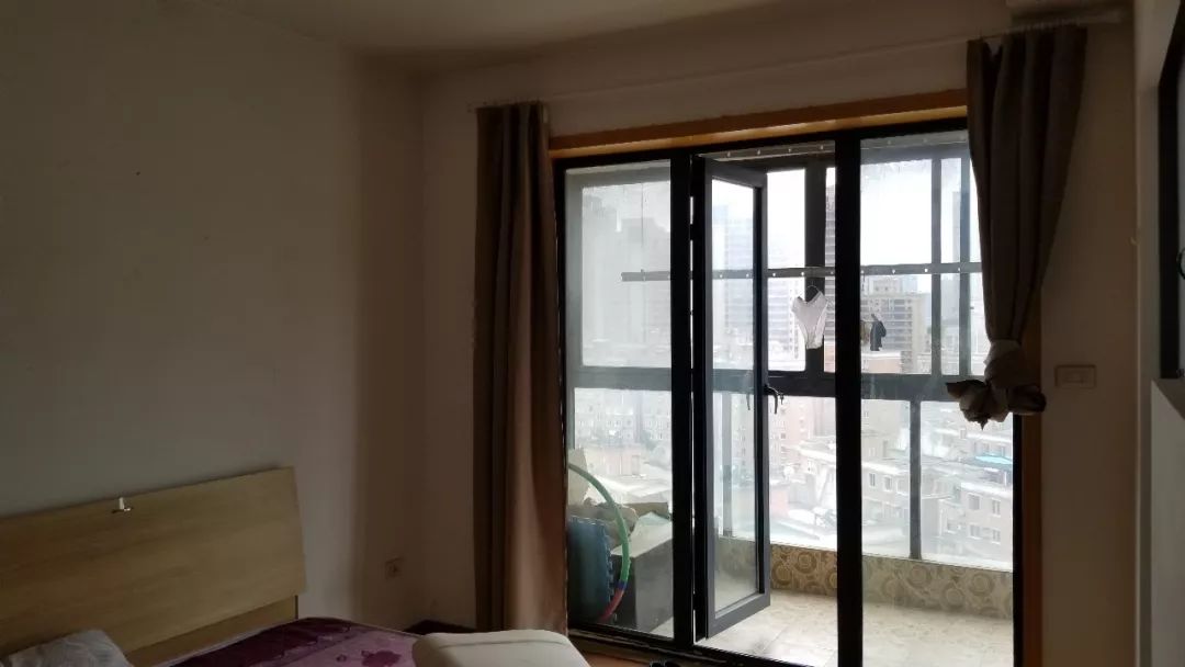 客厅没窗户没有阳光,客厅没有窗户一点采光都没有