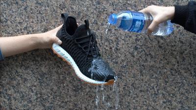 这双运动鞋竟然防水！暴雨大雪都不湿，还巨暖和