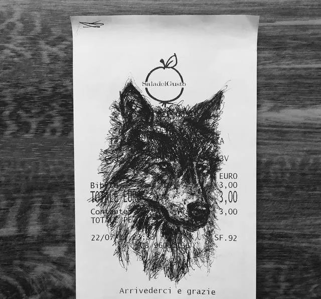 画纸用光了？多去几趟超市就有了。他把购物小票秒变成世界名画