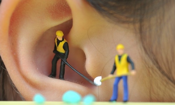 沙子飞进眼睛正确处理方法,虫子钻进耳朵不用慌教你一招